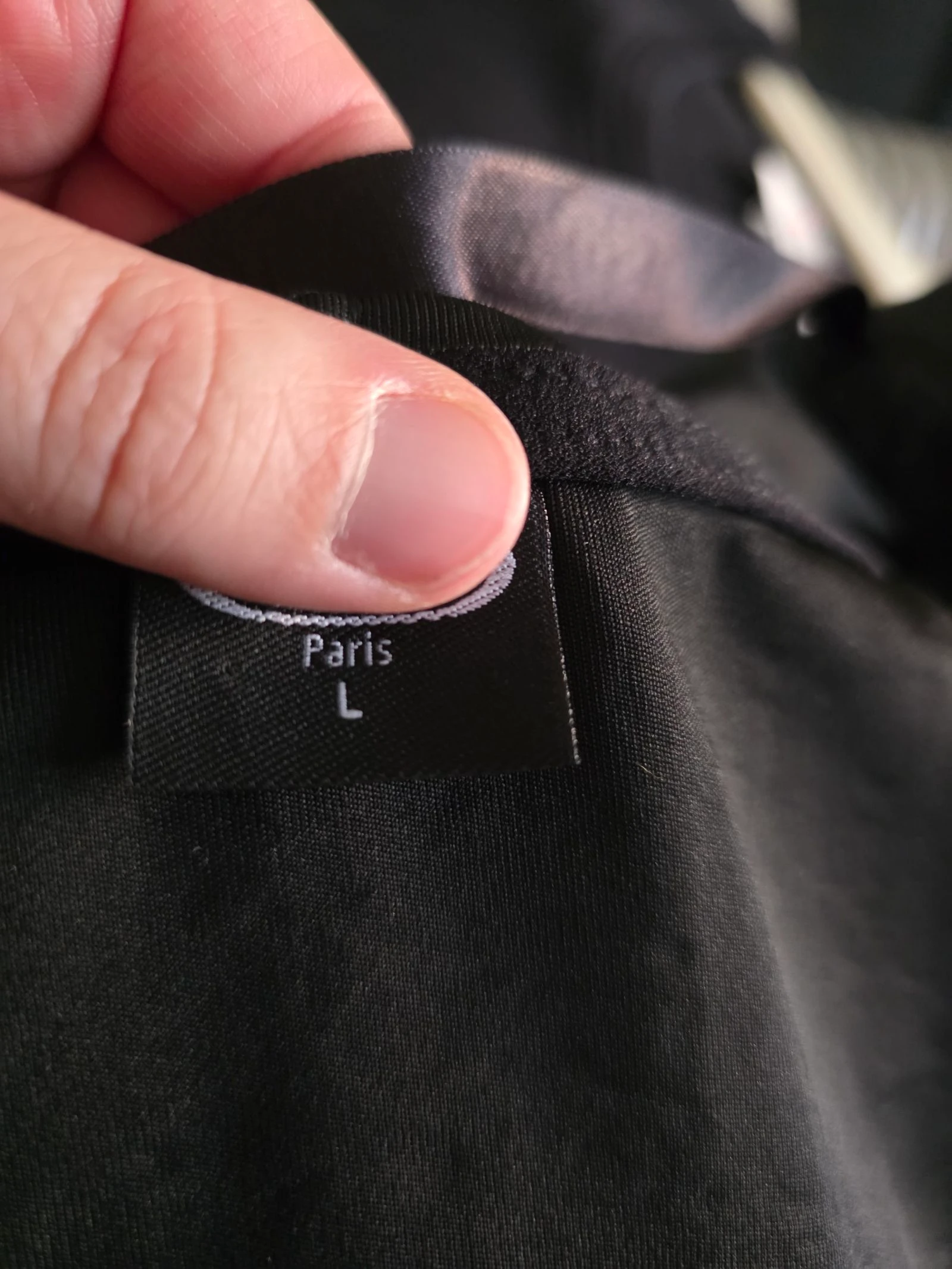 Suéter preto com capuz inspiração D**r – photo 5